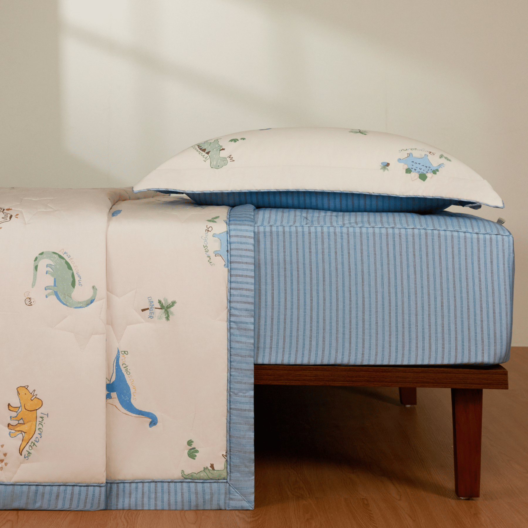 2 (1) Bộ chăn ga gối Everon Kids Cuộc phiêu lưu của Cổ Dài & Ba Sừng - CPC26204