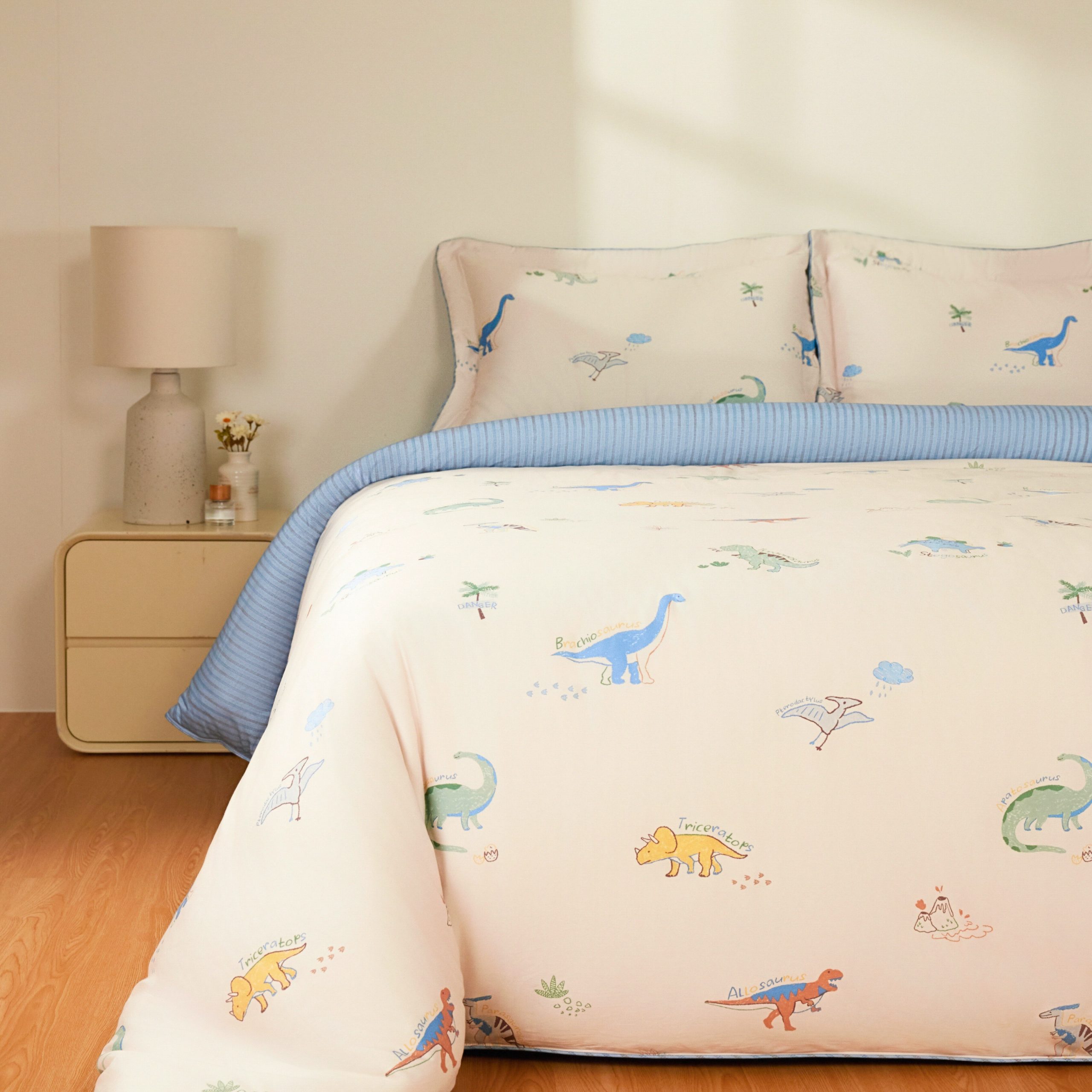 6-11zon-1 Bộ chăn ga gối Everon Kids Cuộc phiêu lưu của Cổ Dài & Ba Sừng - CPC26204